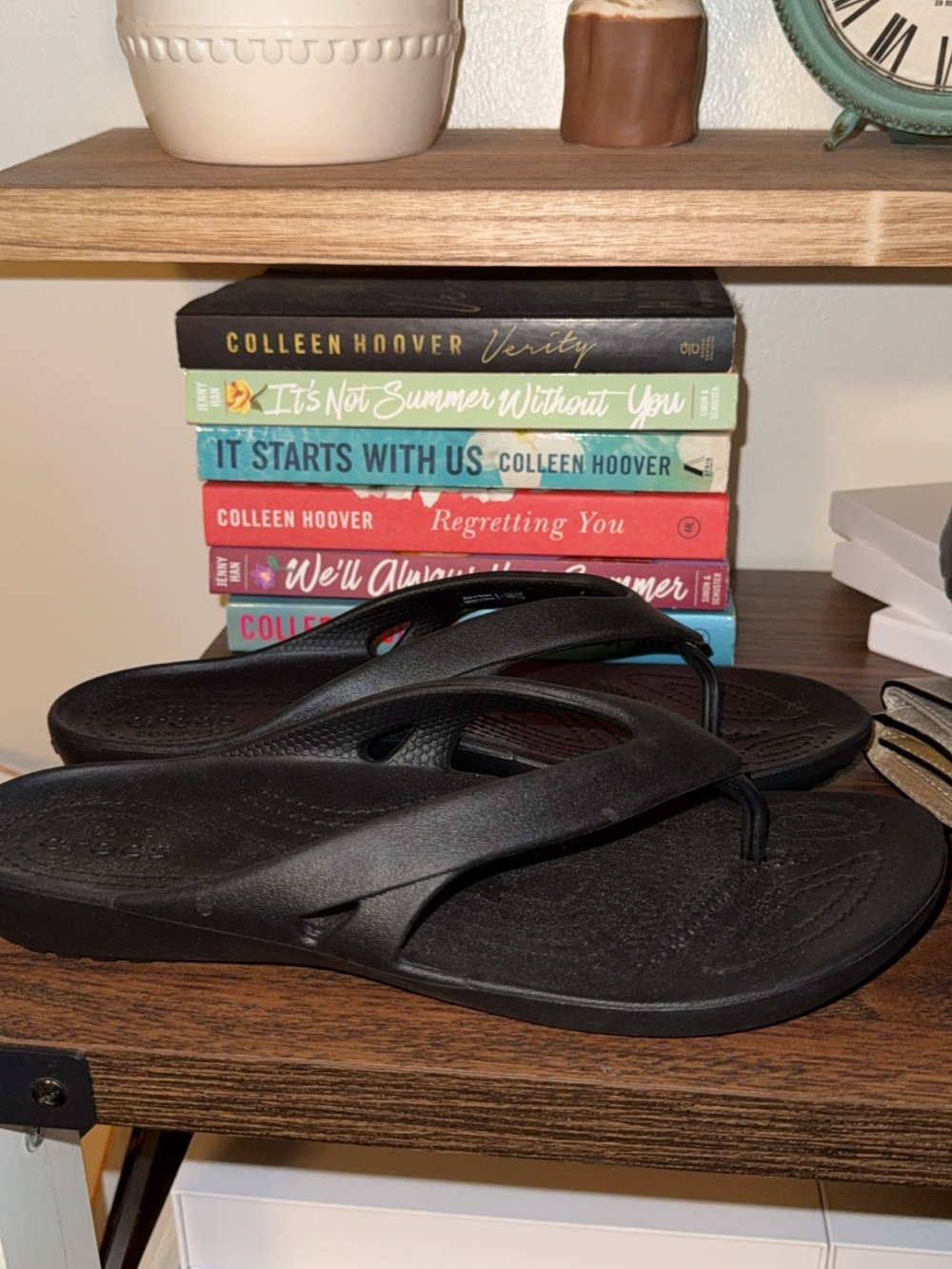 CROCS Black Classic Comfort Flip Sandals - Picture 2 of 2
